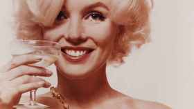 Marilyn Monroe y su inseparable copa de champán