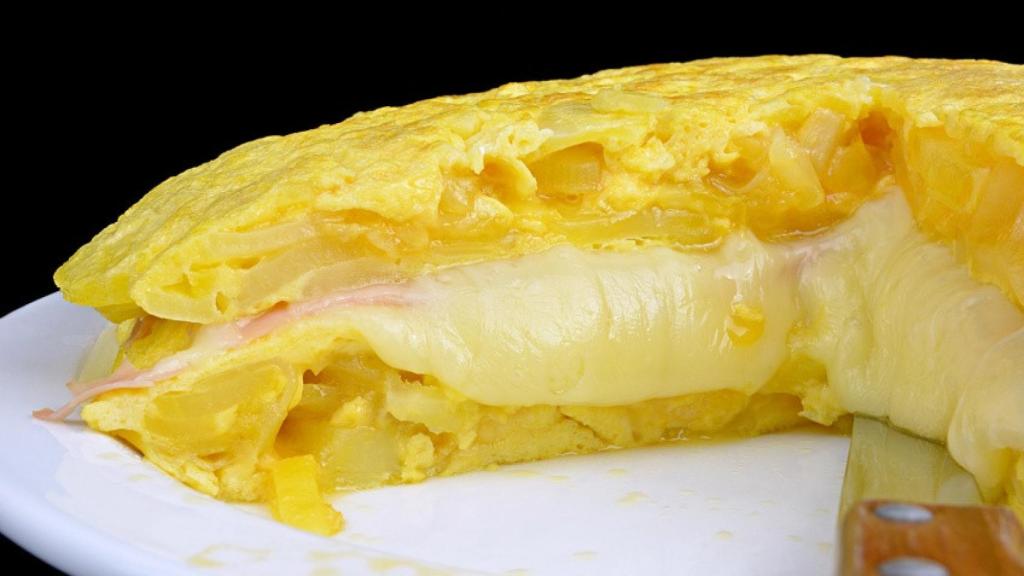 Cómo hacer una tortilla de patatas rellena de queso, la deliciosa