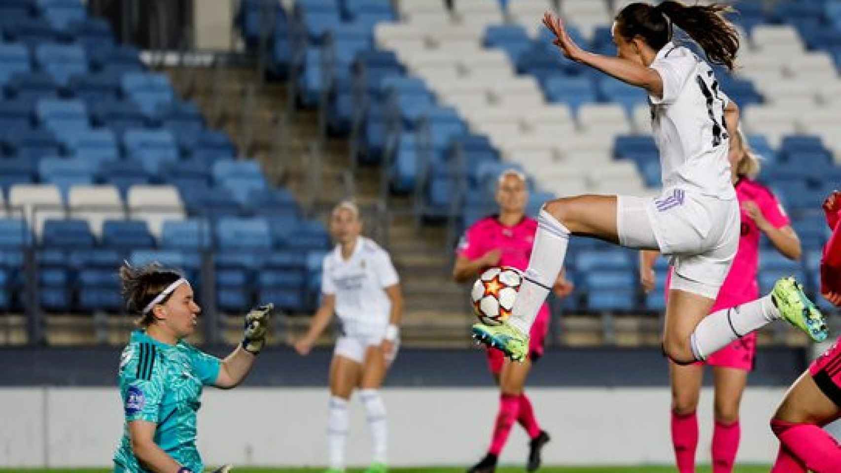 Momento del gol de Caroline Weir en el Real Madrid Femenino - Rosenborg de la Women's Champions League 2022/2023