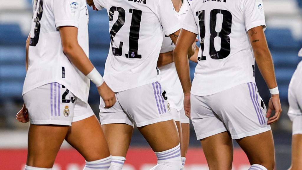 Piña de las jugadoras del Real Madrid Femenino para celebrar el gol de Athenea del Castillo