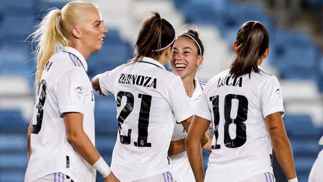 Piña de las jugadoras del Real Madrid Femenino para celebrar el gol de Athenea del Castillo