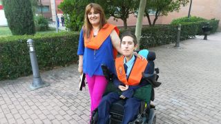 Goyi Gómez y su hijo, Víctor Cobo, después de graduarse juntos.