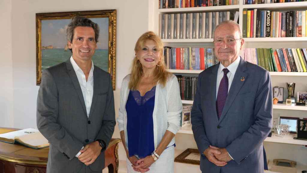 El gerente de McArthurGlen Designer Outlet Málaga, Javier Mendizábal, la baronesa Thyssen y Francisco de la Torre.