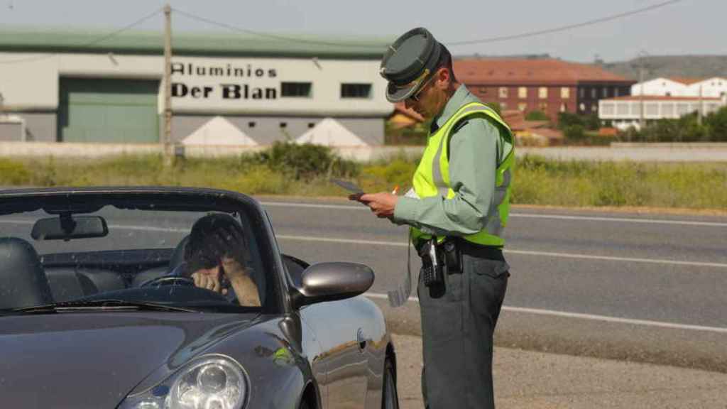 Un Guardia Civil poniendo multas.