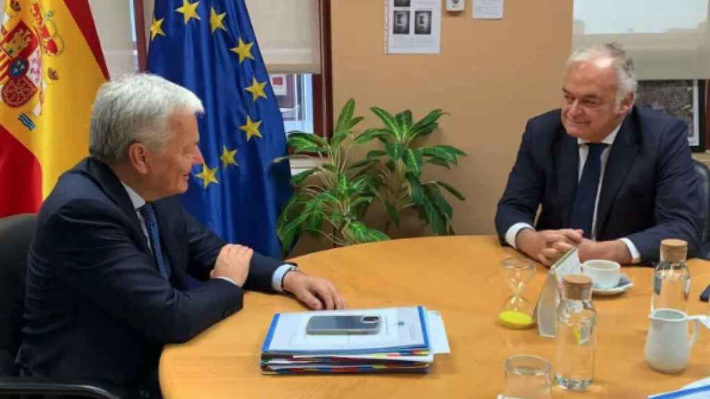 El dirigente del PP Esteban González Pons (d) con el comisario europeo de Justicia, Didier Reynders.