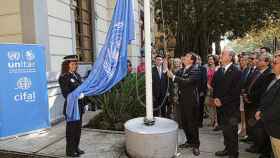 Izado de la bandera de la ONU en Málaga.