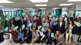 Empleados de la Caja Rural de Soria sostienen el símbolo del Día Solidario