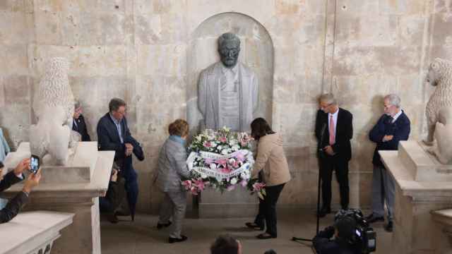 Ofrenda floral ante el busto de Miguel de Unamuno en el Palacio de Anaya