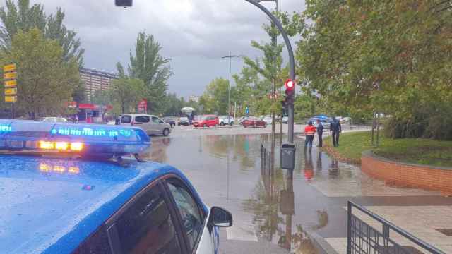 Una balsa de agua a consecuencia de la tormenta en la avenida Salamanca.