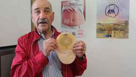 El presidente de AOPA, Fernando Sáez, muestra la bolsa utilizada por los pacientes