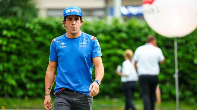 Fernando Alonso camina por el paddock del circuito de Singapur