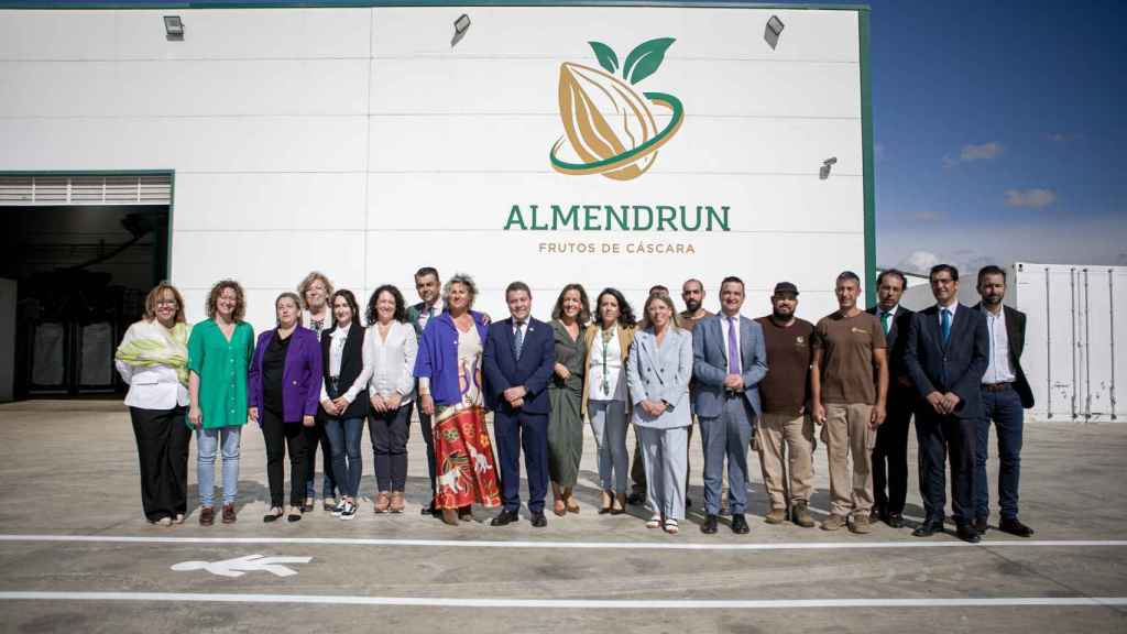 Visita a la empresa ‘Almendrum’ en Tomelloso. Foto: JCCM.