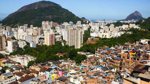 Contraste entre la zona rica y la zona pobre de la ciudad de Río de Janeiro, Brasil