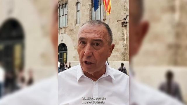 Joan Baldoví, durante su mensaje grabado en el Palau de la Generalitat, las dependencias de Ximo Puig. EE