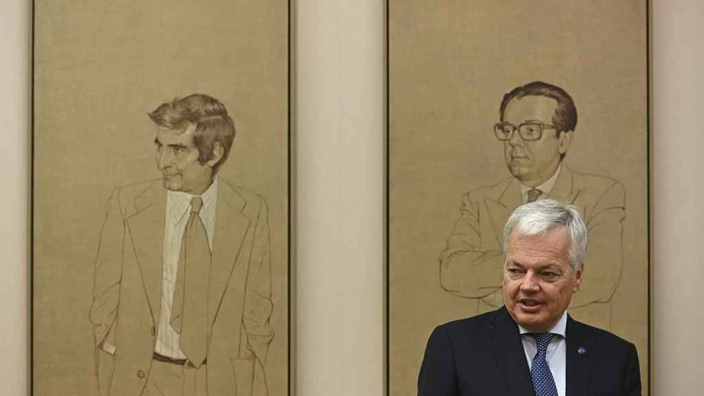 Reynders, este jueves en el Congreso, fotografiado junto los retratos de ponentes de la Constitución Española./