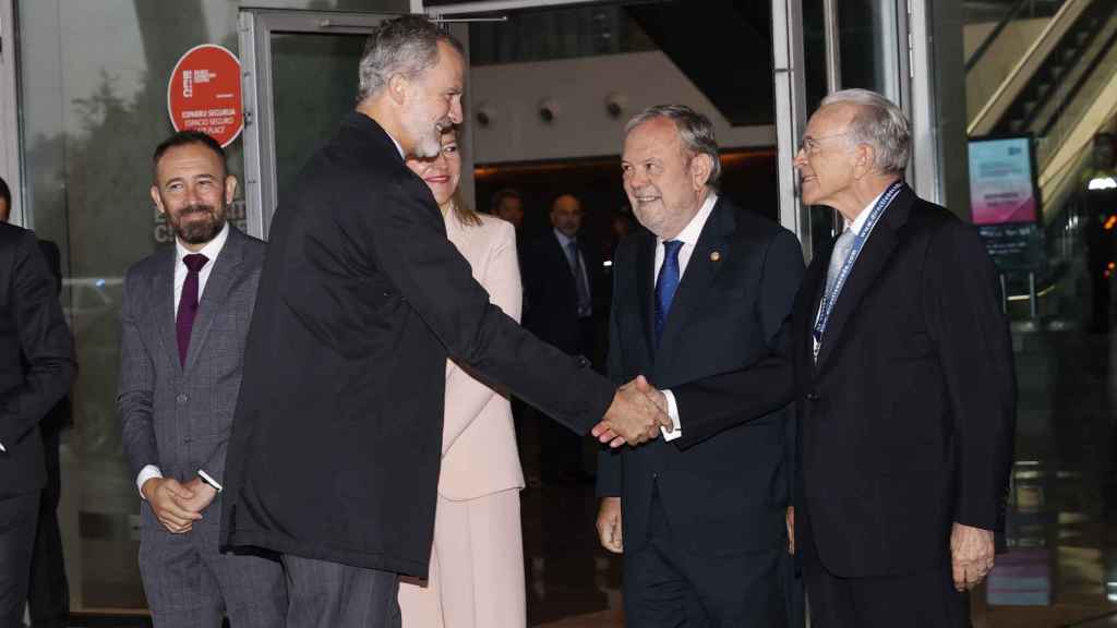 El presidente de CEDE, Isidro Fainé, saluda al Rey Felipe VI.