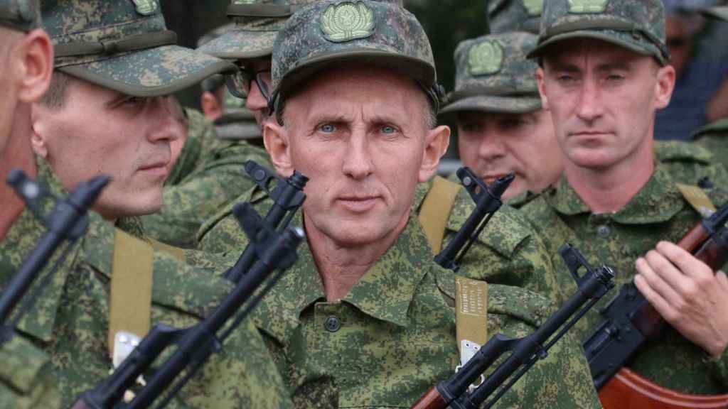 Reservistas reclutados para la luchar en Ucrania antes de partir en Sebastopol, Crimea.