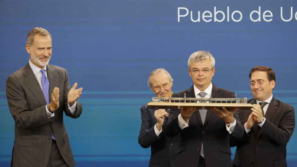 Felipe VI entrega el premio 'Foro la Toja-Vínculo Atlántico' al embajador de Ucrania, Serhii Pohoreltsev, en presencia de José Manuel Albares y Josep Piqué.