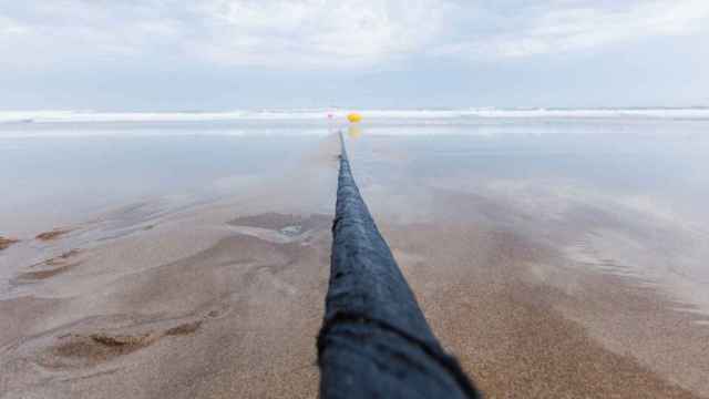 Un cable de fibra óptica submarino en la orilla del mar.