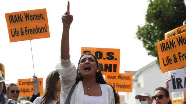 Una mujer protesta frente a la embajada iraní en Madrid.