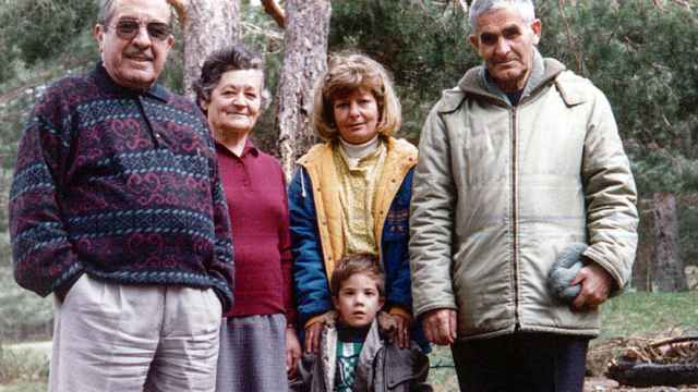 Víctor, el primero por la derecha, con su mujer, Asunción, a la izquierda, en una foto familiar.