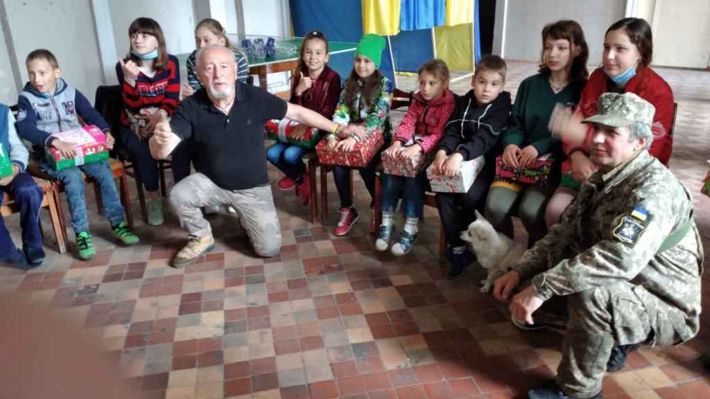 Mario junto a los niños ucranianos a los que ayudaba.