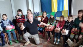 Mario junto a los niños ucranianos a los que ayudaba.