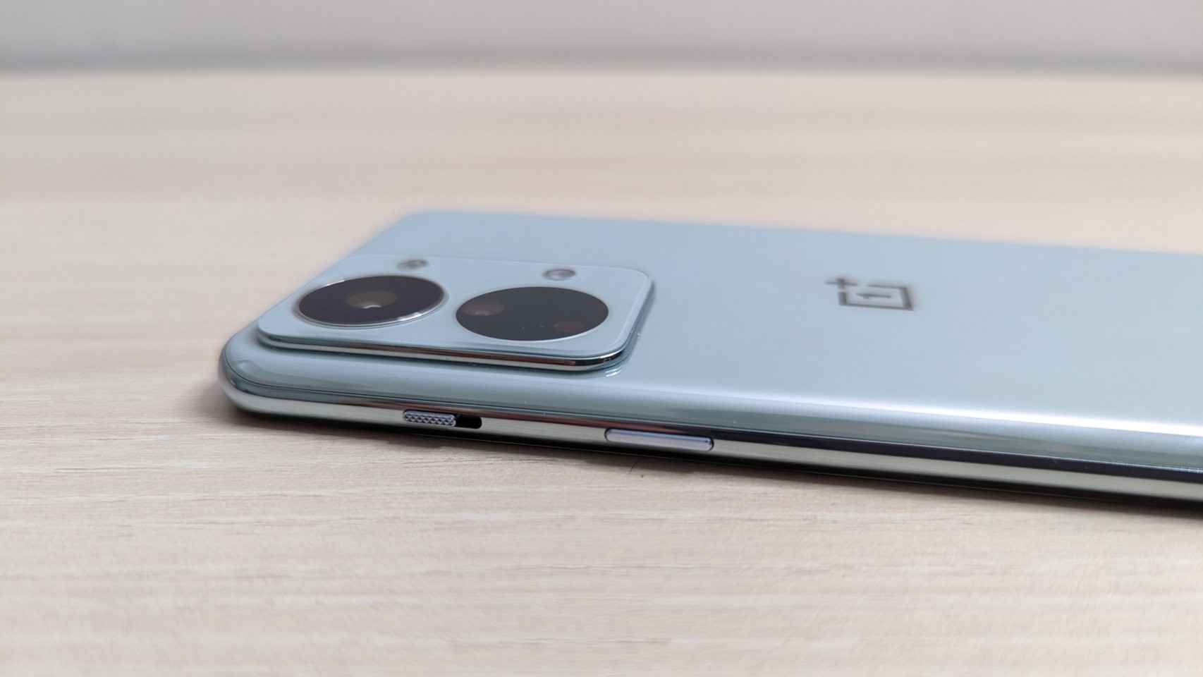 El OnePlus Nord 2T mantiene el Alert Slider, seña de identidad de la marca