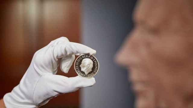 La nueva moneda con la imagen del rey Carlos III de Inglaterra.