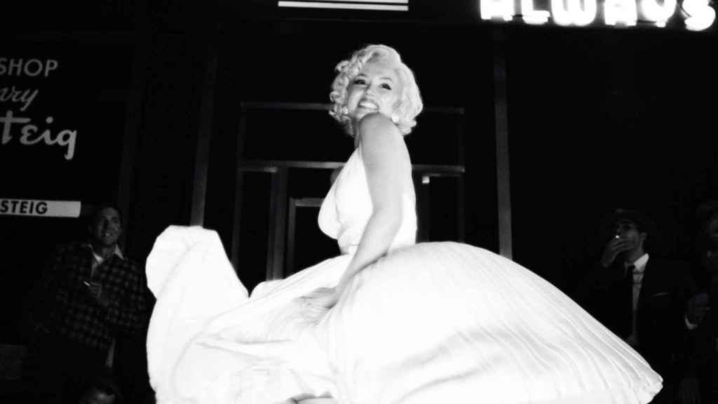 Ana de Armas en el papel de Marilyn Monroe en 'Blonde'.