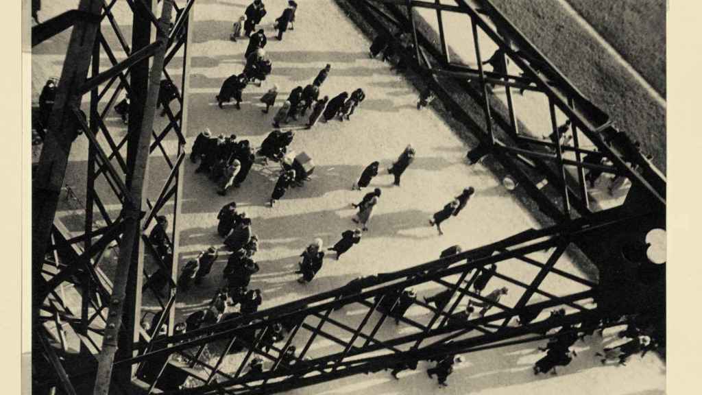 'Campo de Marte desde la Torre Eiffel' (1931), de Ilse Bing.  Colección de Michael Mattis y Judith Hochberg, Nueva York. Estate  of Ilse Bing. Photograph: Jeffrey Sturges