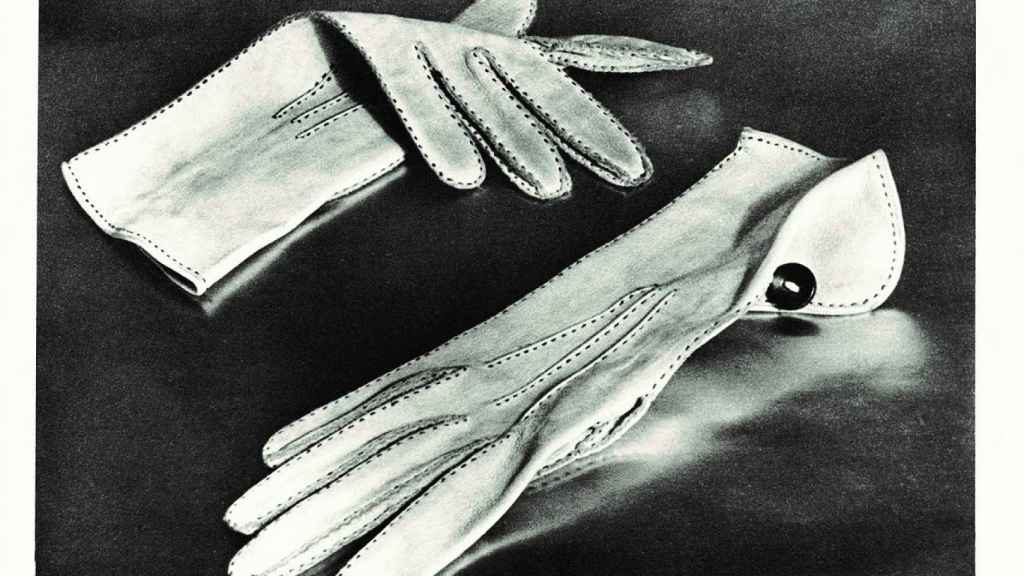 'La distinguida Daisy Fellowes, guantes de Dent en Londres para Harper's Baazar' (1933), de Ilse Bing.  International Center of Photography, Nueva York. Donación de Ilse Bing, 1991. Estate of Ilse Bing