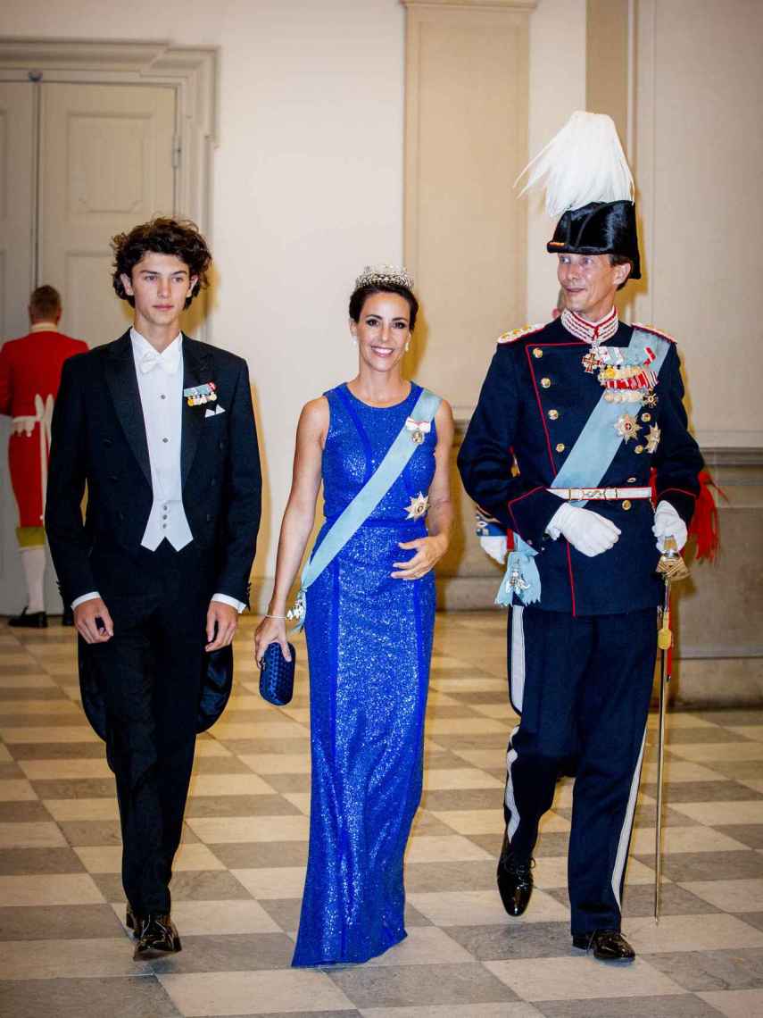 Joaquín de Dinamarca con su hijo mayor, Nicolás, y su esposa, la princesa Marie.