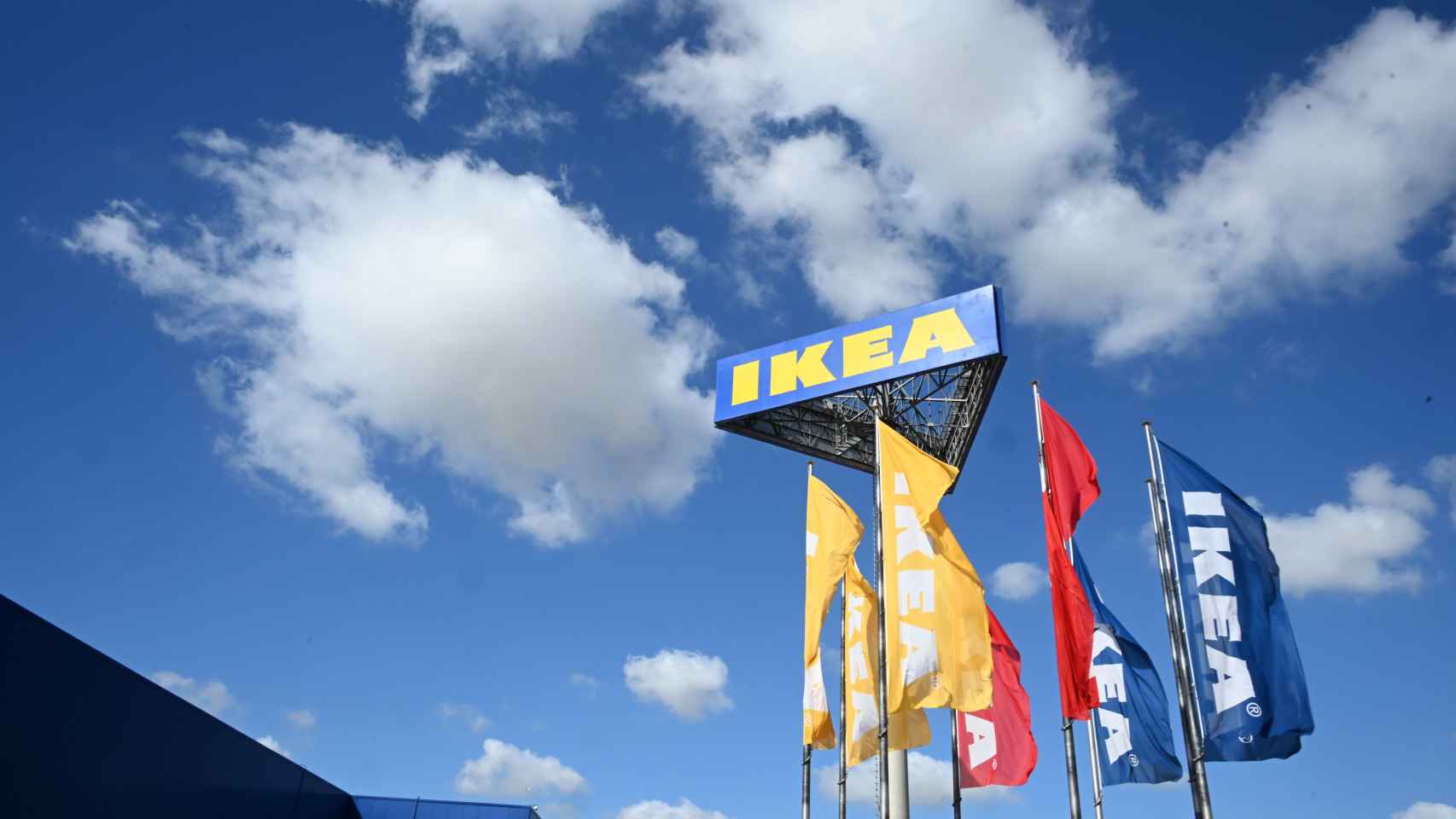 Banderas a la entrada de Ikea en Jerez de la Frontera