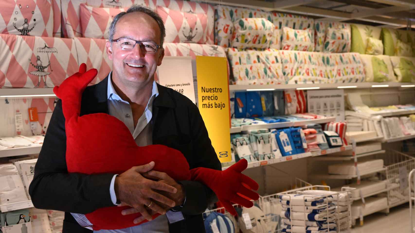 Juvencio Maeztu posa junto al peluche icónico de Ikea