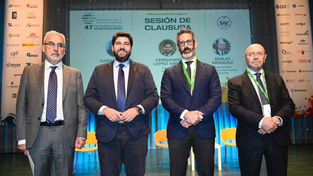 López Miras (c), junto al presidente del Consejo de Seguridad Nuclear, Juan Carlos Lentijo, y  los consejeros Javier Dies y Elvira Romera.