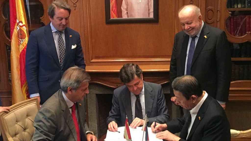 Co, firmando la adquisición del 30% de Willams&Humbert en la Embajada de Filipinas en Madrid.