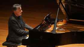 El pianista Diego Fernández durante el recital en recuerdo del escritor José Jiménez Lozano, este viernes.