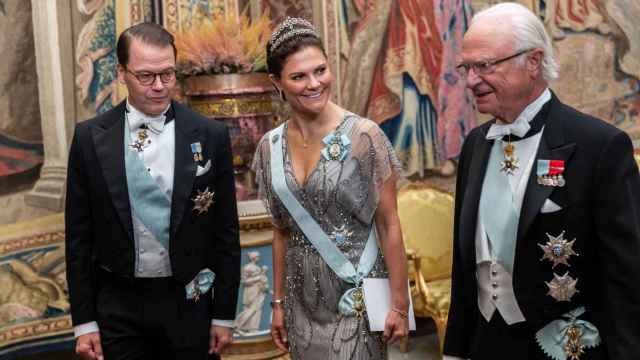Daniel Westling, la princesa Victoria y el rey Carlos Gustavo de Suecia durante la cena de gala en Estocolmo.