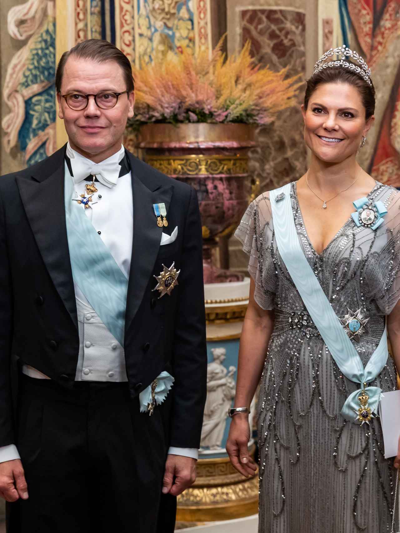 Victoria de Suecia se decantó por un vestido metalizado y su tiara favorita.