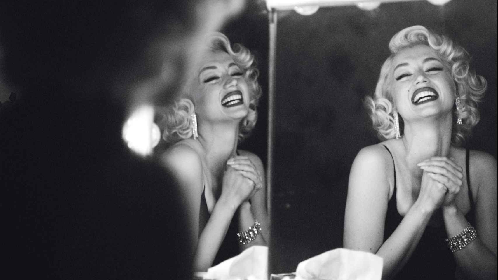 Ana de Armas interpretando a Marilyn Monroe en una escena de 'Blonde'.