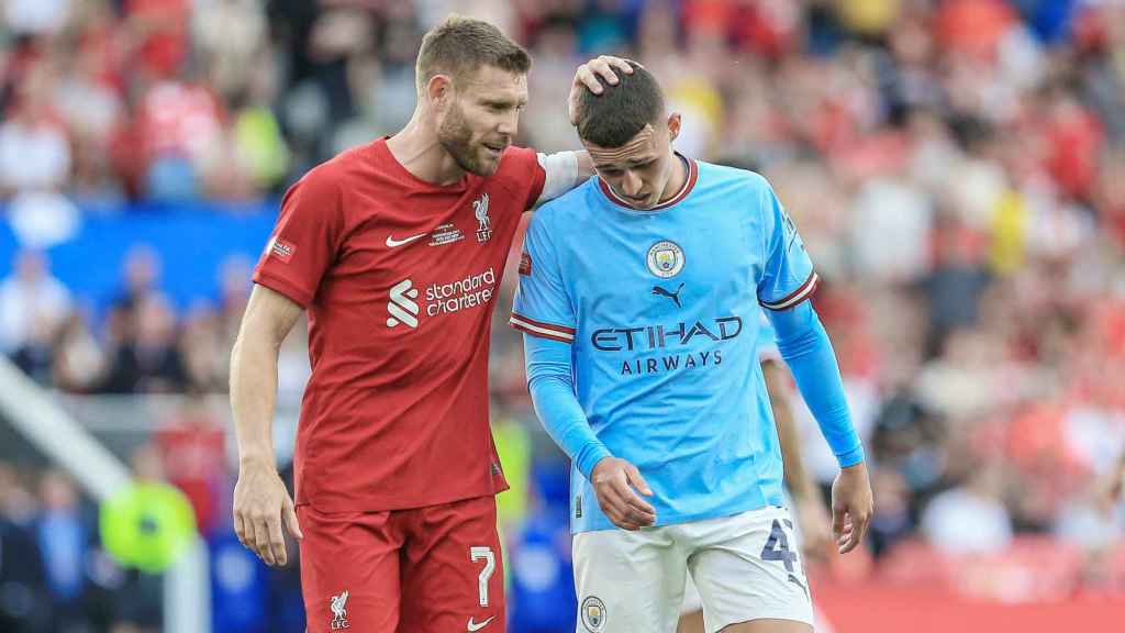 James Milner y Phil Foden hablan en un Liverpool - Manchester City