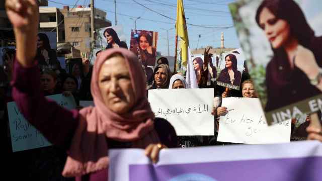 Manifestación en una ciudad controlada por los kurdos en protesta por la muerte de la iraní Mahsa Amini.