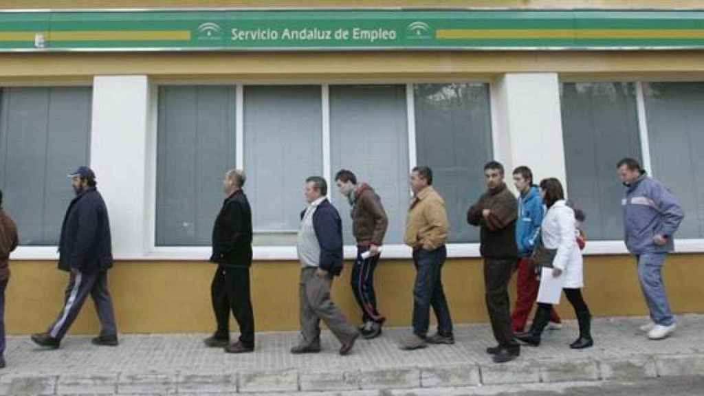 Ciudadanos hacen cola en las puertas de una sede del Servicio Andaluz de Empleo en una imagen de archivo.