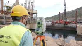 Un técnico supervisando la ampliación de la  plataforma de gas natural licuado del puerto de Cartagena.