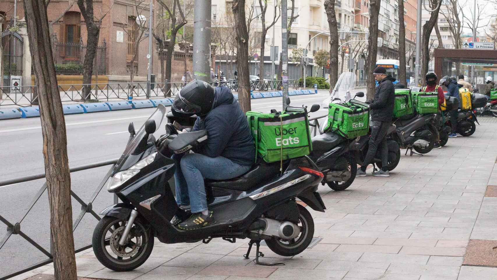 Varios repartidores de las empresas Uber Eats y Glovo en las calles de Madrid en marzo de 2020.