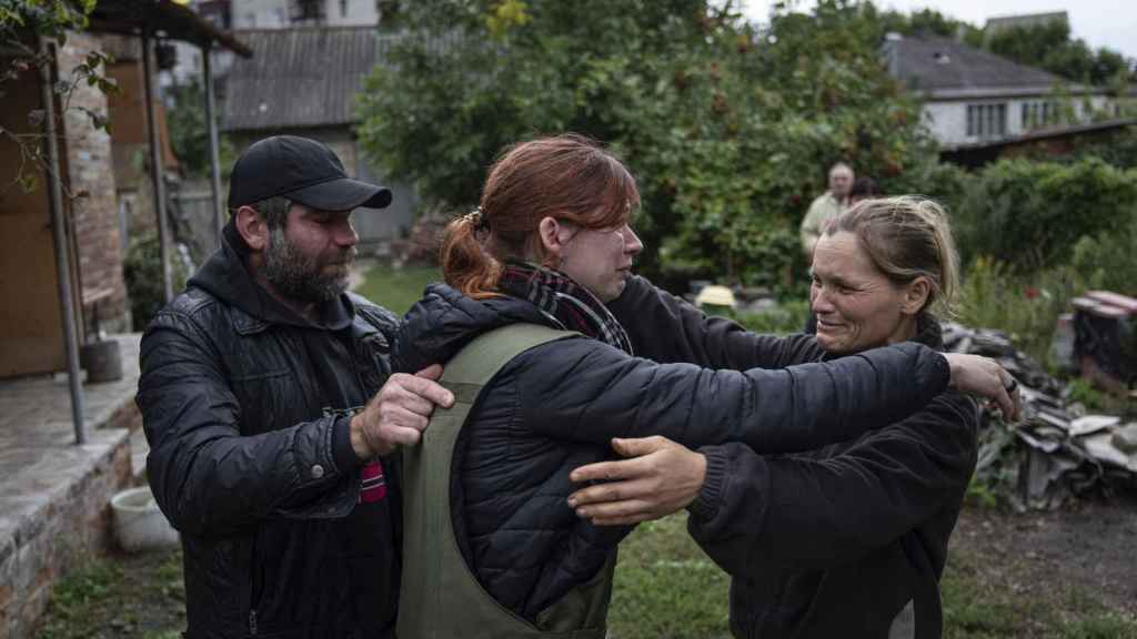 Dos mujeres se abrazan en Ucrania.