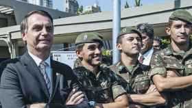 Bolsonaro posa junto a algunos militares.