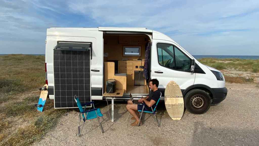 Un panel solar adaptado a una furgoneta camperizada