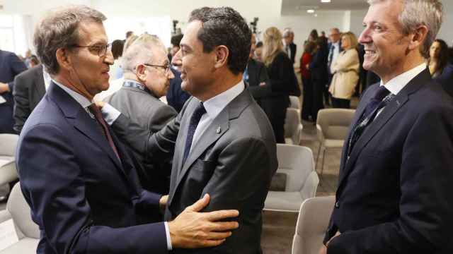 Alberto Núñez Feijóo saluda a Juanma Moreno en presencia del presidente de Galicia, Alfonso Rueda.